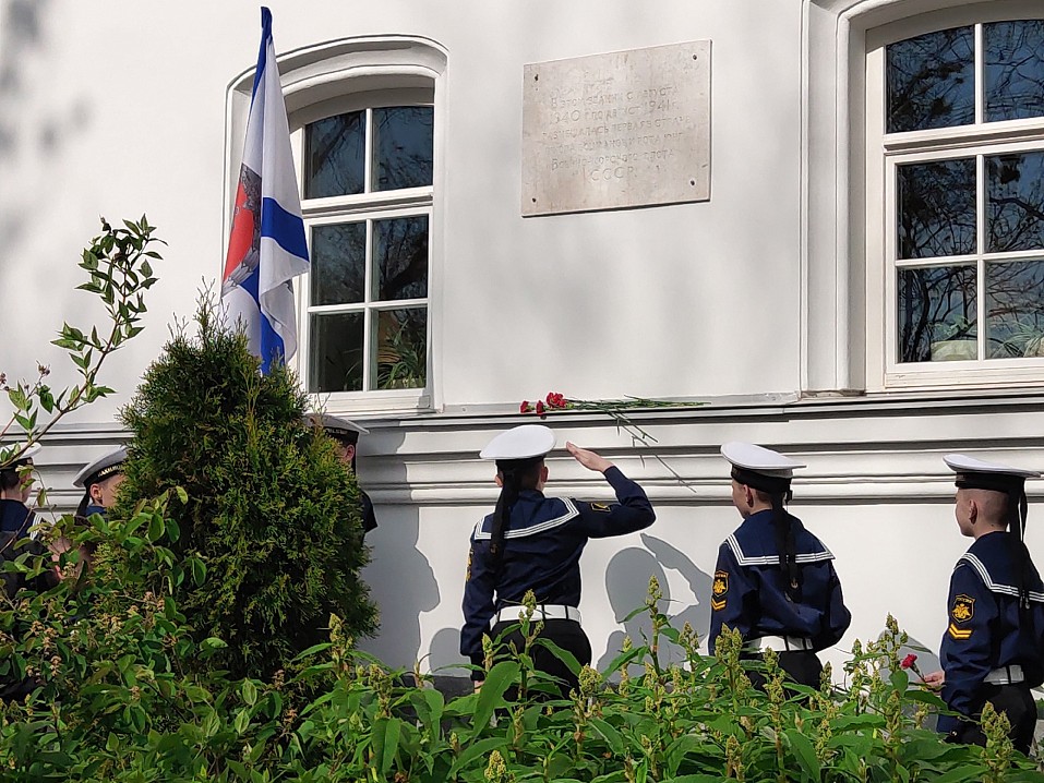 Юные нахимовцы у мемориальной доски на стене Зимней гостиницы, где в 1940/41 годах располагалась Валаамская школа боцманов ВМФ СССР. Фото Георгия Кондры. Май 2023 года