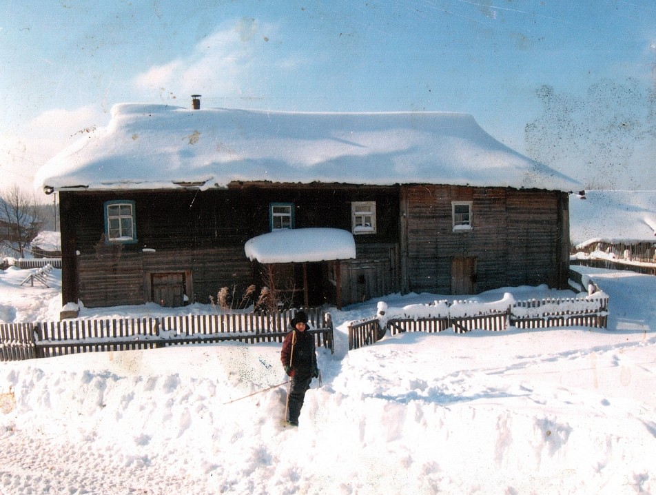 Юра у дома в Ножкино. Зима 2004-05 г.