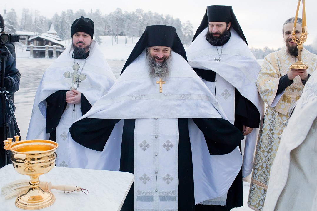 Ну, на сегодня ты «хозяин» нашей освященной Ладоги, кропи всех Святой водой»