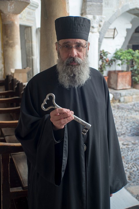 Иеромонах Феодосий с ключом от собора (кафоликона) монастыря апостола и евангелиста Иоанна Богослова. Патмос, 22 декабря 2017 г.