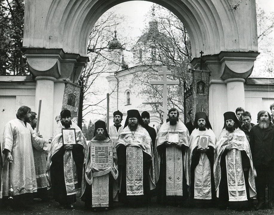 Встреча крестного хода у Всехсвятского скита в престольный праздник. Игумен Андроник в центре, слева от него с иконой отец Фотий, крайний справа в ряду иеромонахов отец Геронтий. Фото Сергея Компанийченко. 2 июня 1991 года.