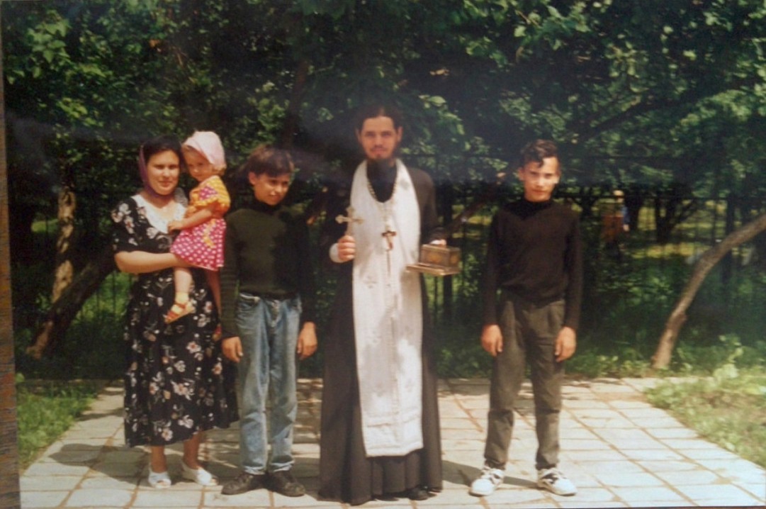 У храма Казанской иконы Божией матери. О. Сергий Степанов, мама Любовь, брат Вася, сестра Вера.
