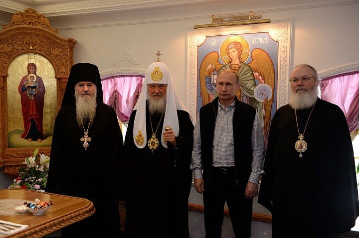 В его телефонный книге есть телефоны, дни рождения и дни Ангела большого количества людей: президента России Владимира Владимировича Путина и нескольких представителей европейских государств, руководителей госкорпораций и крупных компаний, министров, депу