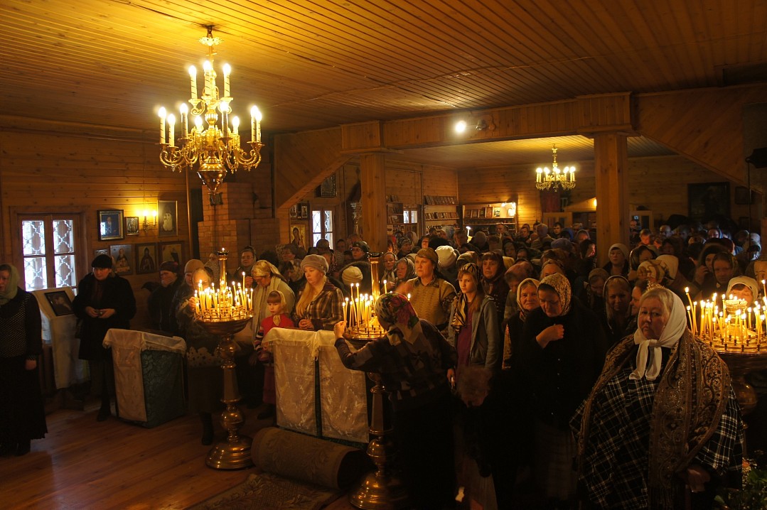 Литургия и лития на 40-й день кончины иерея Михаила Ганешина. Служит архимандрит Ефрем, ныне епископ Боровичский и Пестовский в сослужении нескольких священников. 5 февраля 2011 г.