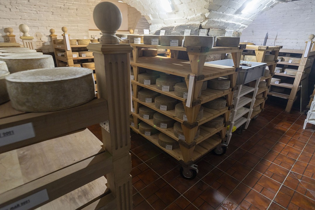 Здесь сыр доходит до готовности. Иногда это длится несколько лет.