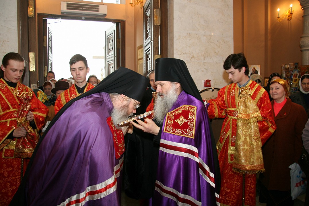 Божественная литургия в Храме-Памятнике на Крови во имя Всех святых в земле Российской просиявших в г. Екатеринбург 24 апреля 2007 года. Епископ Троицкий Панкратий, игумен Спасо-Преображенского Валаамского монастыря, и архиепископ Екатеринбургский и Верхо