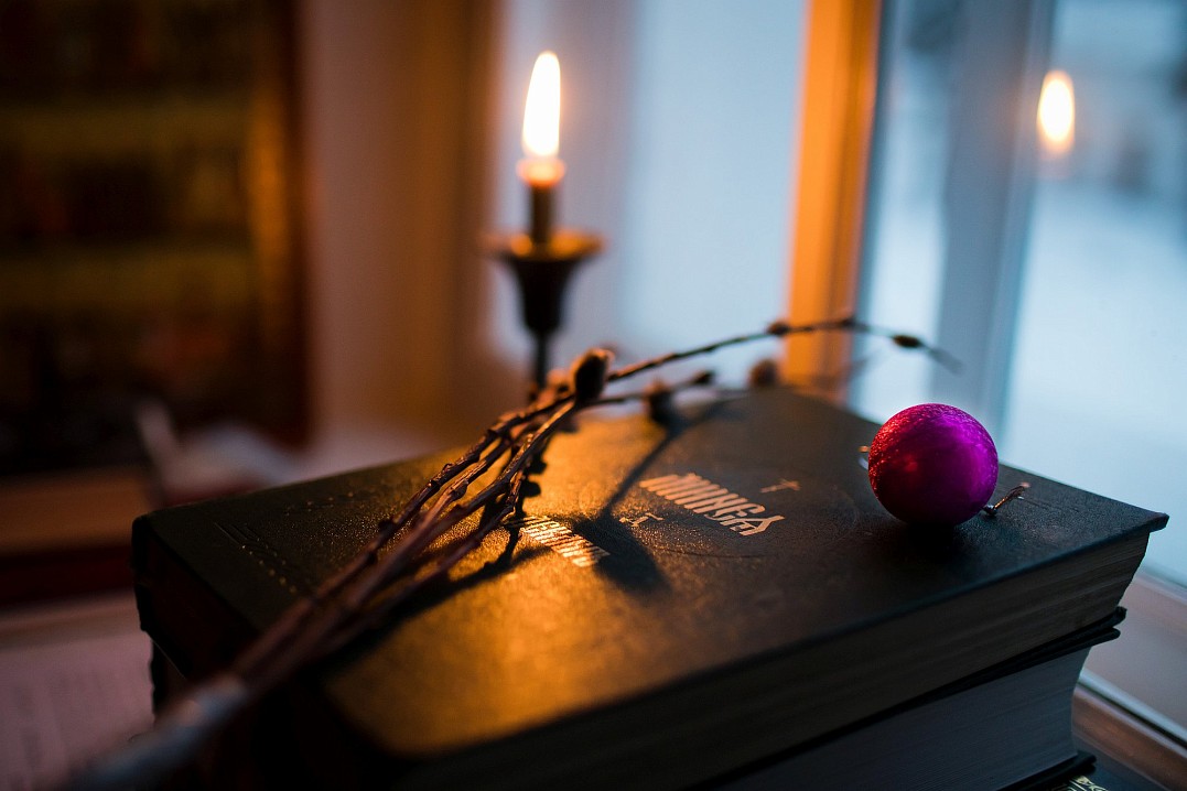 В Никольском скиту читается Неусыпаемая Псалтирь за всех православных христиан, в том числе за кого были поданы родственниками имена на поминовение. 