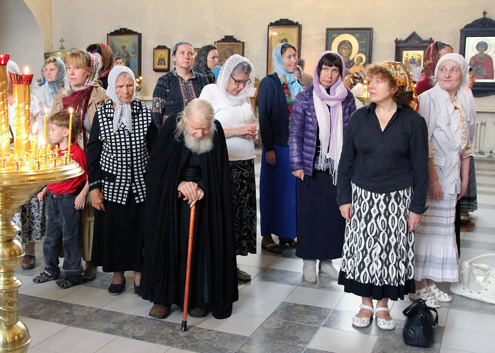 В храме на подворье
