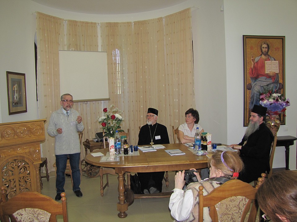 2012 год. В президиуме с о.Мефодием зам. министра образования Республики Карелия Т.В. Васильева и прот. Вейкко Пурмонен. Выступает зав. музеем истории народного образования Карелии В.Г. Кондратьев