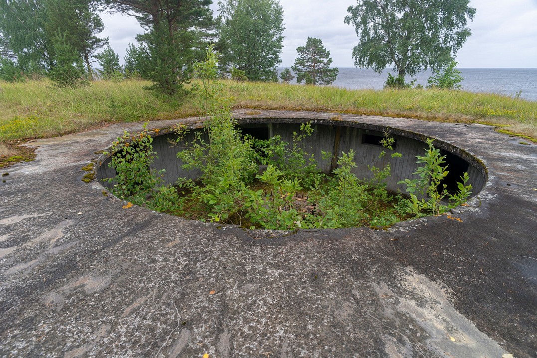 Орудийный дворик для 120-мм сдвоенного орудия Виккерс. Келисаари, июль 2020 г.