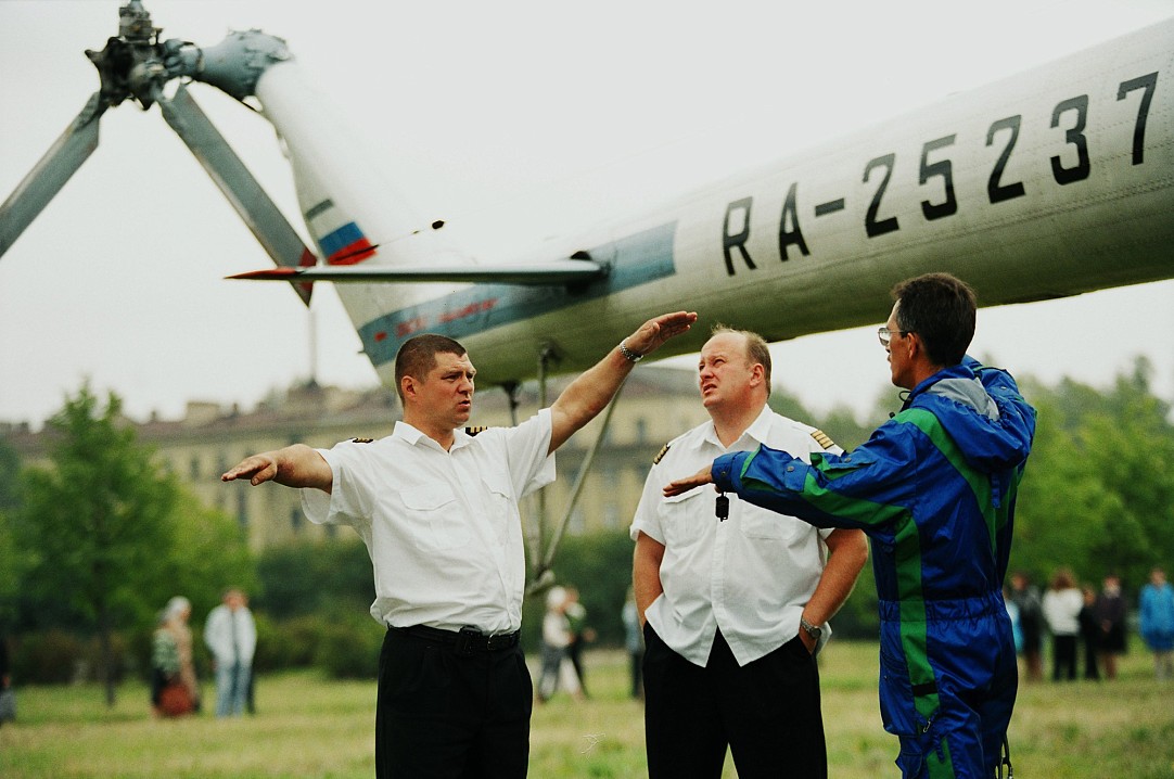 Разбор полёта. Фото Павла Маркина, 1999.