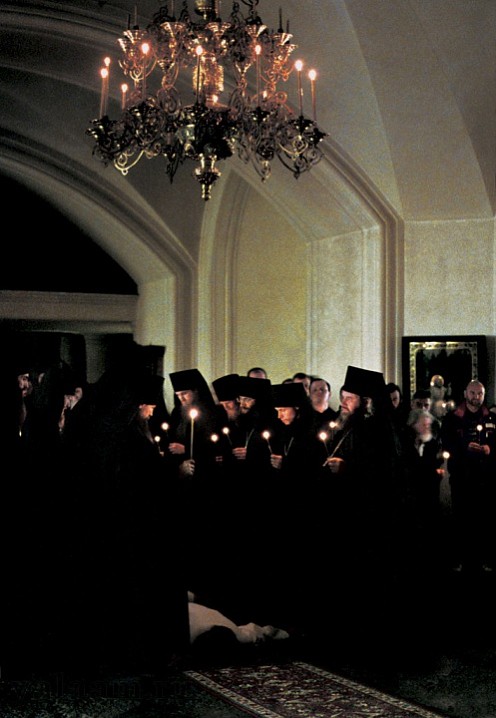 В обители совершается чин монашеского пострига. 2002 г.