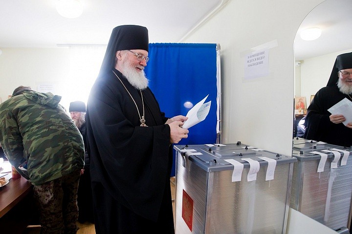 Первым после воскресной трапезы на избирательный участок пришел Игумен Валаамского монастыря епископ Троицкий Панкратий (Жердев). Вслед за ним быстро образовалась очередь