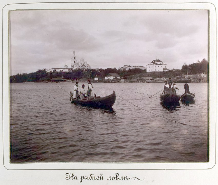 Фотографии воссоздают общий вид монастыря с противоположного берега бухты, искусственные дороги, ухоженные трудолюбием монахов.