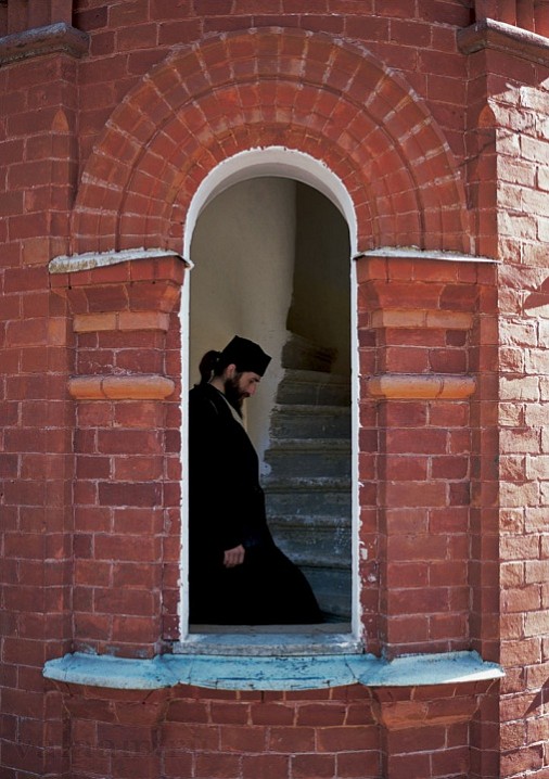 На звонницу. Фото Сергея Компанийченко, 2003 г.