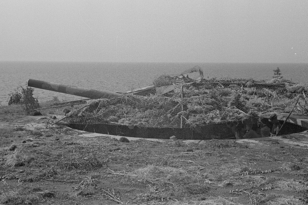 Орудийный дворик и 120-мм орудия Виккерс батареи Niikkana, 1944 год