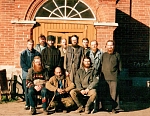 Осень 2001 года: неизвестный трудник, Сергий-скотник, послушник Герман, Миша-повар, послушник Сергий-молочник, Володя-кормящий, Андрей-дояр, Сергий Руднев-пастух; сидят Сергий Шишов-трапезник, Валера Коньков-конюх, Игорь Стецюк-птичник.