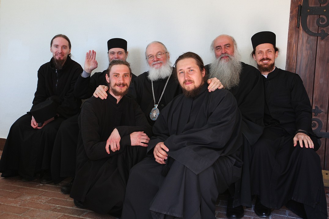 Отцы и дети. После Литургии на Свято-Владимирском скиту 2 июня 2020 года