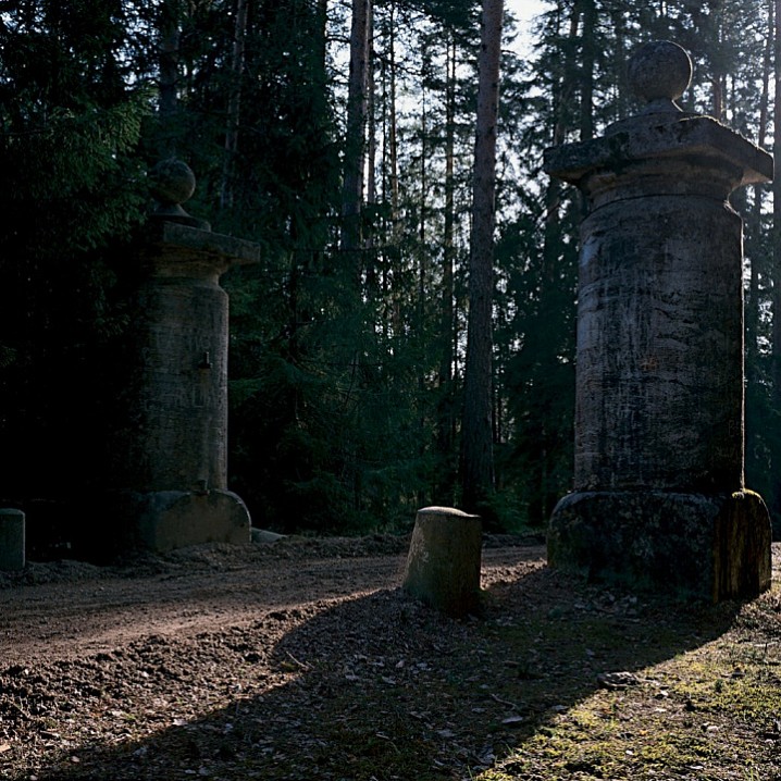 Столбы врат по дороге к Гефсиманскому скиту. 2002 г.