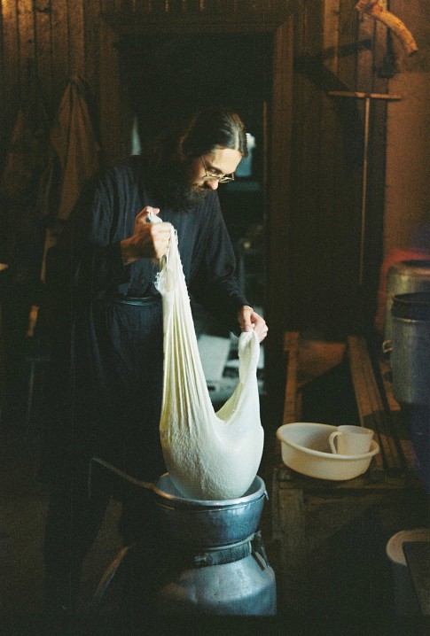Сергий Стельмах процеживает творог. Фото Владимира Демина. 2001 год