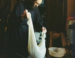 Сергий Стельмах процеживает творог. Фото Владимира Демина. 2001 год