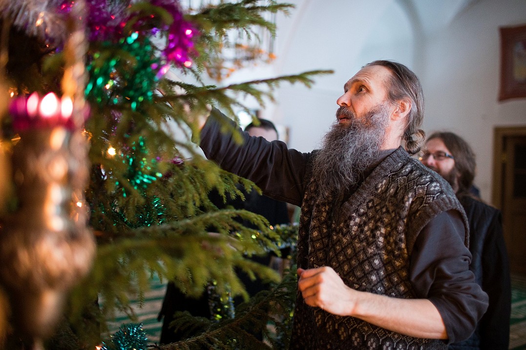 Слава Богу, сейчас у нас есть возможность украшать монастыри и храмы к празднику Рождества Христова, ставить в них ёлки, развешивать электрические разноцветные фонарики, делать Рождественские вертепы...