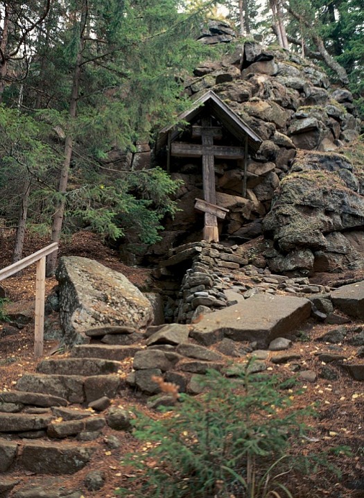Памятный крест у входа в пещеру Преподобного Александра Свирского. 2001 г.