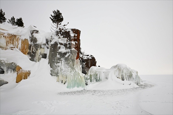 Скалы острова Дивный