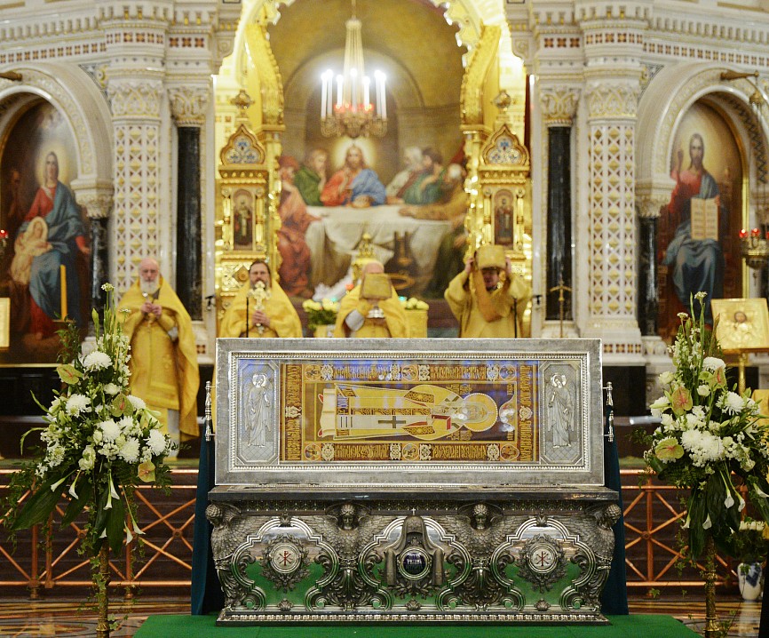 До начала богослужения в центре Храма Христа Спасителя была установлена новая рака для честных мощей святителя Тихона, созданная к 100-летию восстановления Патриаршества в Русской Православной Церкви. Фото: Сергей Власов.