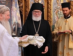 Владыка Панкратий дарит отцу Варфоломею облачение архимандрита Мефодия