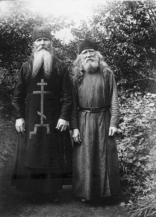 Иеромонах Иойль Волынин (хозяин сада) с схимником 