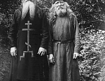 Иеромонах Иойль Волынин (хозяин сада) с схимником 