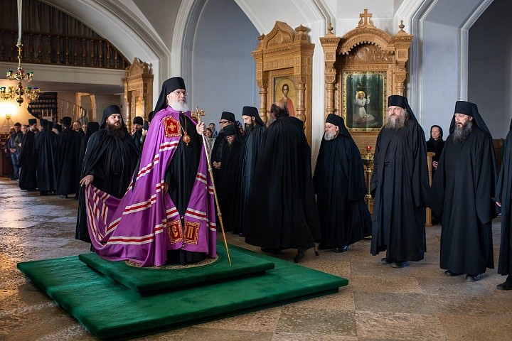 Самое удивительное в православии – «живое богообщение с Живым Богом». Не выдуманные переживания, а живое общение, которое наполняет душу миром и радостью. И в добрых делах мы встречаемся с Богом, и в церковных таинствах, и в молитве.