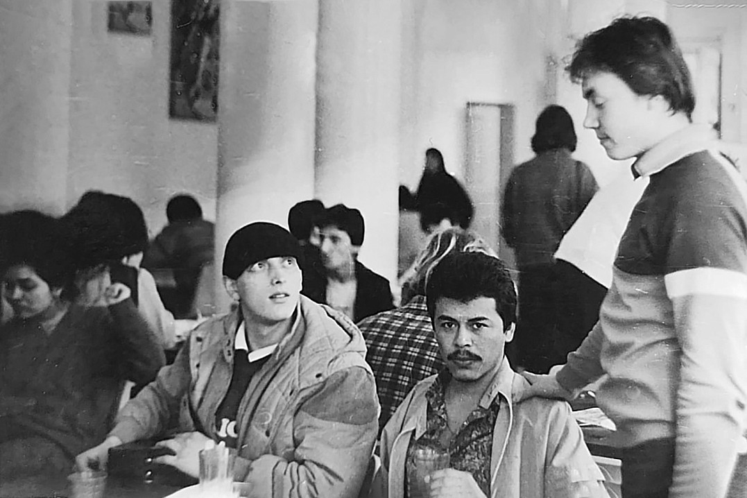 Студенты ВГИКа второй половины 80-х. Марио Кастильо второй справа.