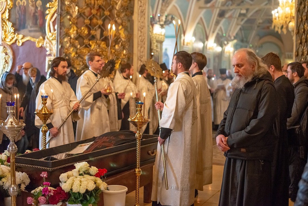 Игумен Пётр на отпевании Андроника (Трубачёва). Троице-Сергиева лавра, 8 апреля 2021 года.