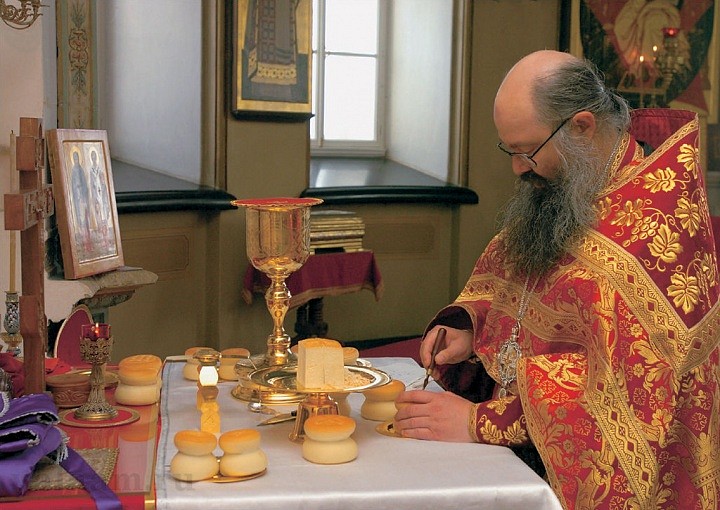 Божественная Литургия. На проскомидии из просфоры вынимаются частицы о здравии и упокоении православных христиан. 