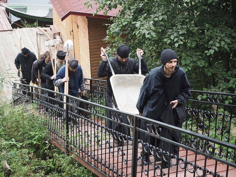 Спустя два часа пути по туманной Ладоге монастырское судно вновь причаливает к острову Сюскюянсаари, однако монахи ступают на землю не с иконами.