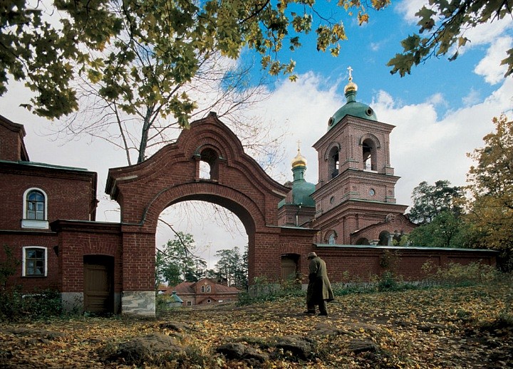 У западных врат Воскресенского скита. 1990 г.