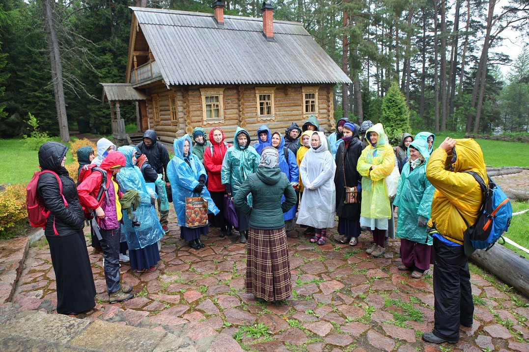 Деревянные настилы в дождливую погоду становятся скользкими, а проходящие по скалам дороги и тропинки могут быть скользкими даже в сухую погоду.