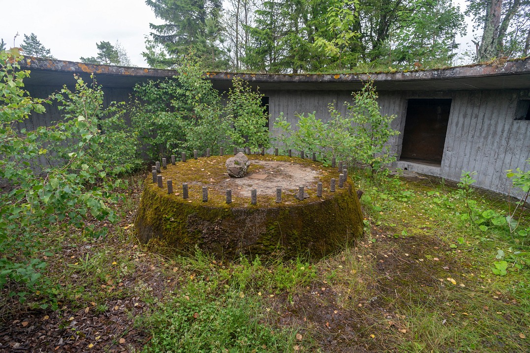 Орудийный дворик для 6-дюймового орудия Канэ. Келисаари, июль 2020 г.