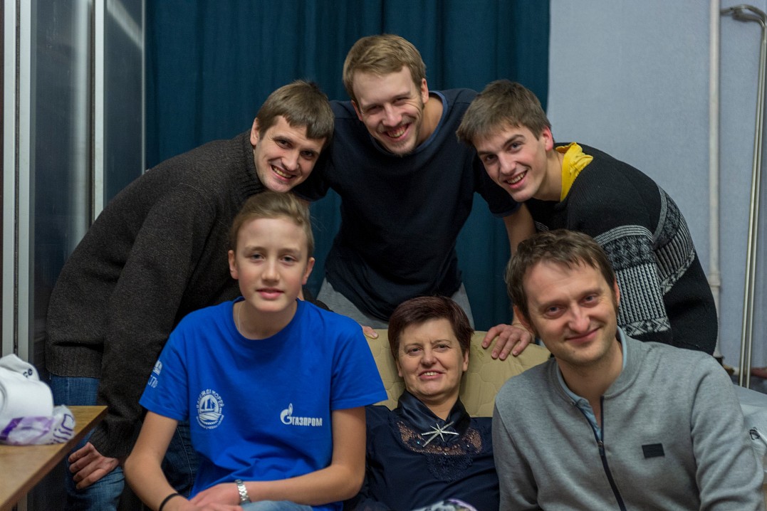 Новый год-2022. Сидят: слева Коля, в центре Анна, справа Вася. Стоят слева Юра, в центре Тима, справа Гера. Для полного комплекта не хватает Саши.