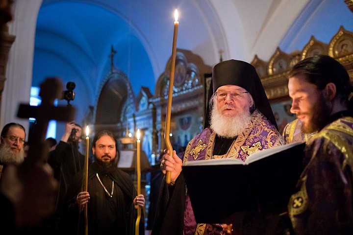 Владыка Панкратий зачитывает, в чём состоит смысл монашеского подвига, проверяет решимость и убеждается в добровольном желании кандидатов. 