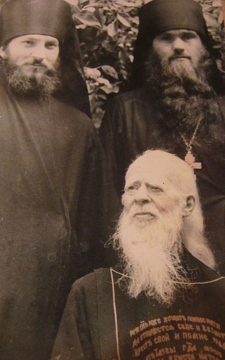 На фото: иеродиакон Кенсорин, иеромонах Ипполит и схимонах Николай (Монахов), начало 60-х годов.