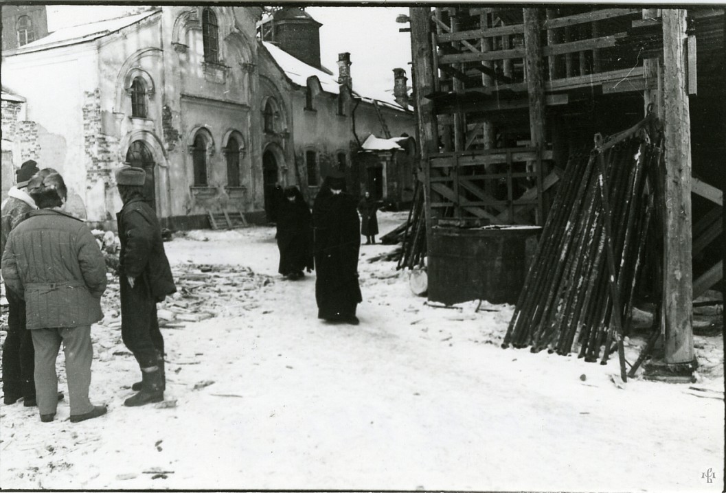 Внутреннее каре монастыря. Вид на Успенский трапезный храм. Фото Сергея Компанийченко.