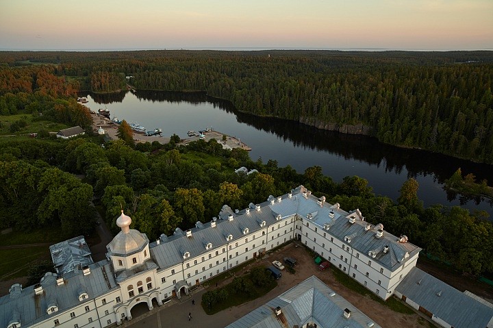 Вид с колокольни на Монастырскую бухту