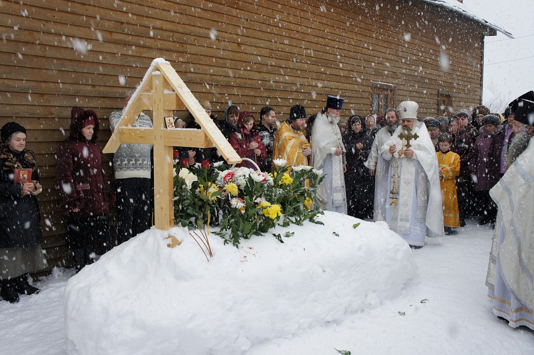 Лития на 40-й день кончины иерея Михаила Ганешина. Служит архимандрит Ефрем, тогда наместник Иверского монастыря. Ныне он епископ Боровичский и Пестовский. Здесь тоже была мистика. С утра, пока шла служба в храме, светило солнце, а во время литии пришла т