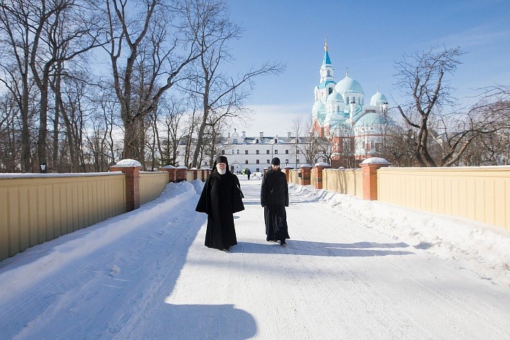 После воскресной трапезы, являющейся непременным продолжением богослужения в монастыре, отдав должное Богу, многие вспомнили о гражданской обязанности и отправились на избирательный участок посёлка Валаам. 