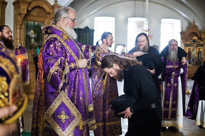 Последование пострига в иночество предписывает Игумену тщательно расспросить кандидата, добровольно ли он принимает такое решение? Хорошо ли обдумал его? Готов ли нести ответственность? 