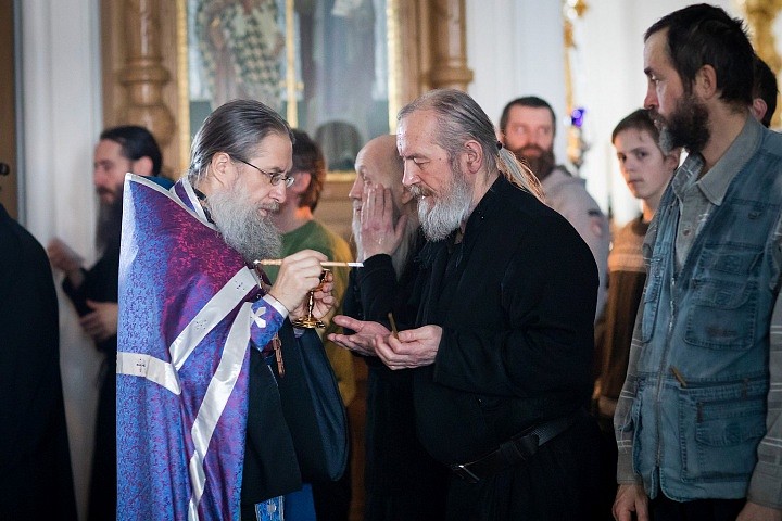 Апостол Иаков указывает, что помазание елеем совершают несколько священников, но не называет их число.