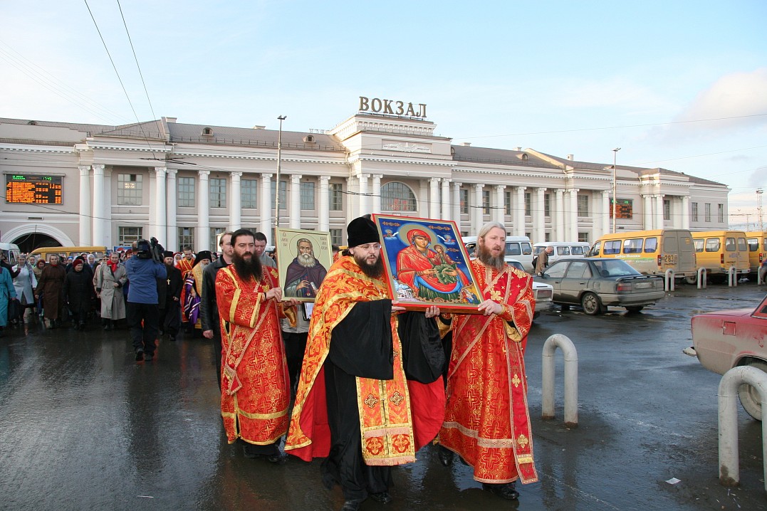 На привокзальной площади начался Крестный ход к Храму-Памятнику на Крови во имя Всех святых в земле Российской просиявших.